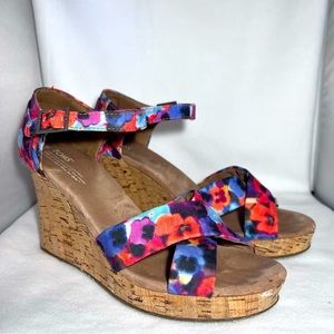 Tom’s wedge sandals size 10